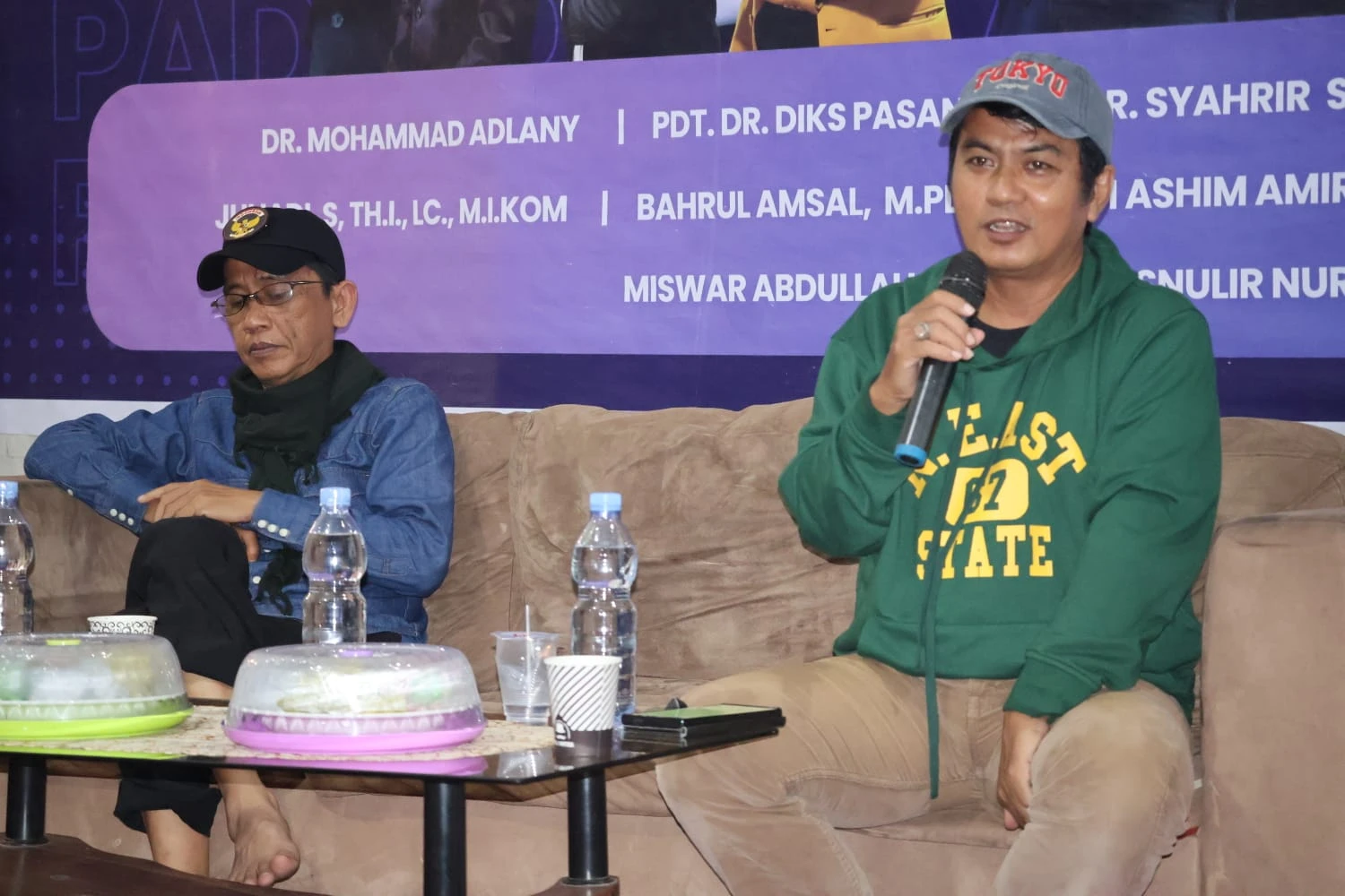 Supratman (kanan), Pemimpin Redaksi Unhas TV, menyampaikan pandangannya dalam diskusi Padepokan Aufklärung VI di Makassar, Sabtu (10/1/2026).